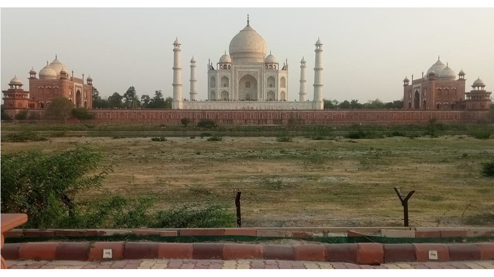 Tour Guide for Taj Mahal