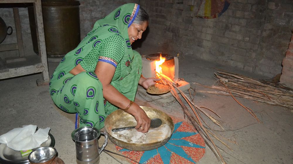 685fc55bc098f-indian-village-cooking-1.jpg