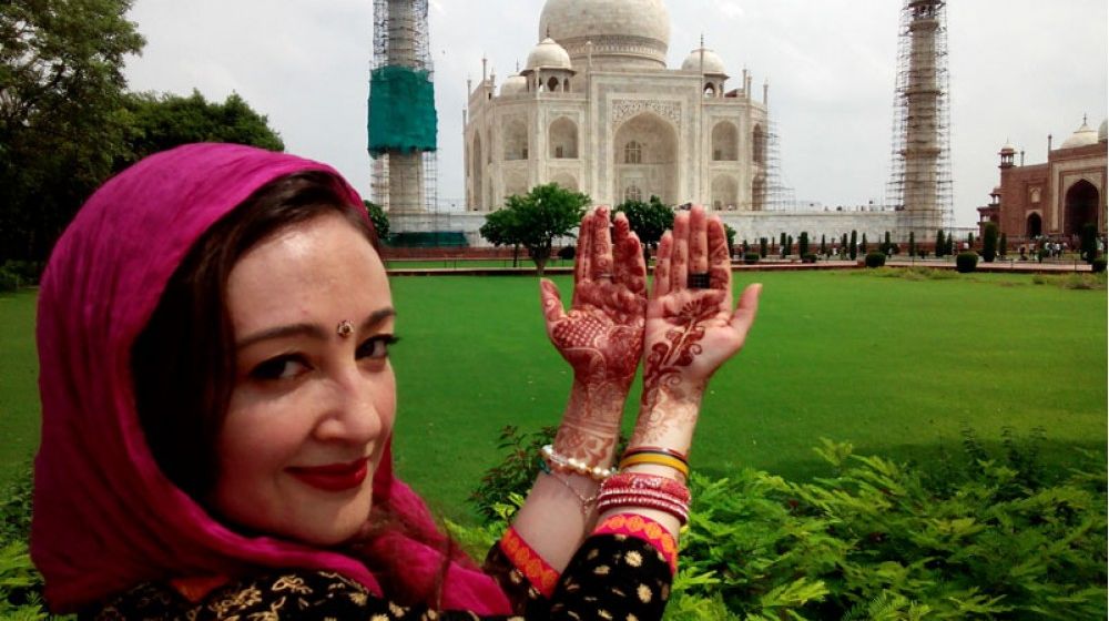 6880c495381fe-alexa-in-taj-mahal-1.jpg