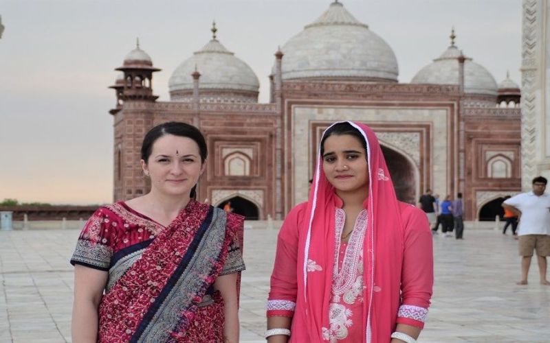 68b8ad96589cf-indian-saree-taj-mahal-tour.jpg