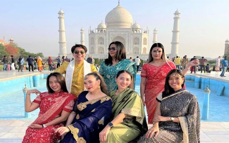 68b8ae02a509f-taj-mahal-traditional-indian-dress.jpg