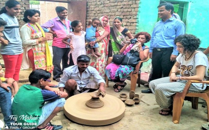 68b8ae504abb4-indian-pottery-demo.jpg